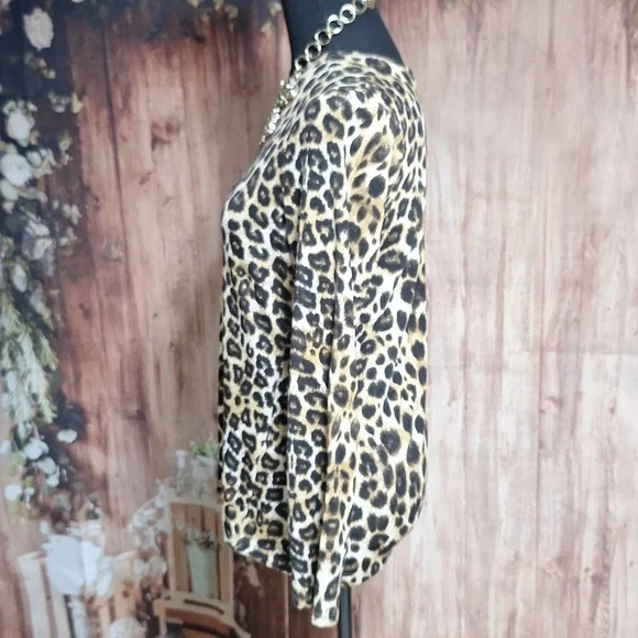 Chico's leopard print long sleeve top size 1 - Picture 3 of 10